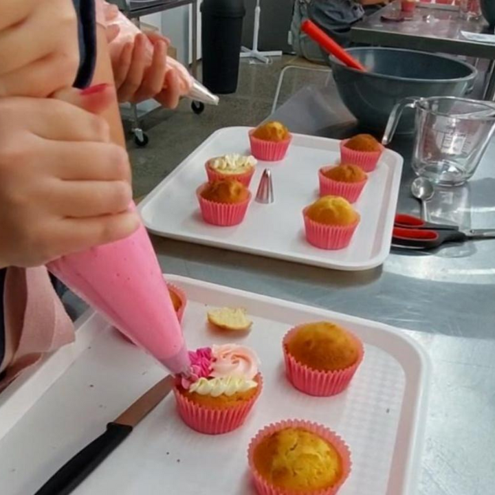 Cake Decorating Classes & Parties